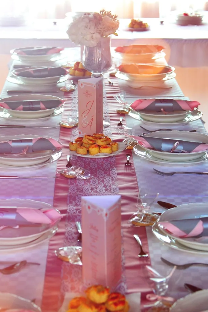 Mesa decorada con flor de temporada